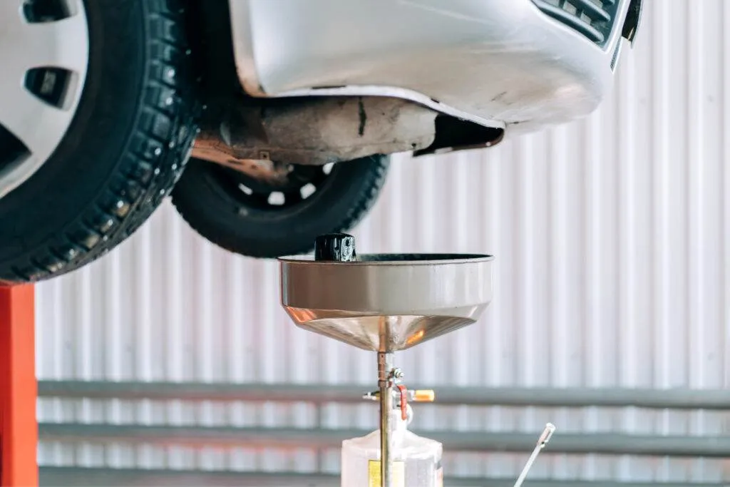 Equipment at a service station for changing the oil in an internal combustion engine. Scheduled vehicle maintenance.